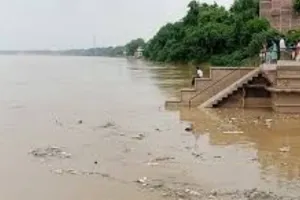 खतरे से 2 मीटर नीचे बह रही गंगा, मिर्जापुर में बारिश-बाढ़ से 30 से अधिक गांव हुए प्रभावित, फसल को भारी नुकसान