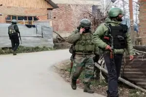 Kulgam Encounter: जम्मू-कश्मीर के कुलगाम में नौवें दिन भी मुठभेड़ जारी, दो जवान शहीद, दो आंतकी भी ढेर