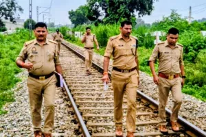 कानपुर-कासगंज रेल मार्ग पर ट्रेन को पलटाने की साजिश, ट्रैक पर बेंच रखकर ट्रेन पलटाने की साजिश नाकाम, मचा हड़कंप