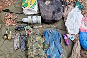 बारामूला के जंगलो में Terrorist hideouts का भंडाफोड़,  J&K पुलिस ने बरामद किया पिस्टल, मैगजीन, ग्रेनेड और दवाइयां..