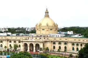 UP Monsoon Session : मानसून सत्र के पहले दिन ही सदन में हंगामा, सपा कार्यकर्ताओ ने की नारेबाज़ी 