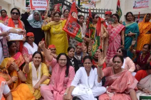 SIR और वोट चोरी के खिलाफ सपा महिला सभा का प्रदर्शन, कैसरबाग से डीएम कार्यालय तक निकाला मार्च