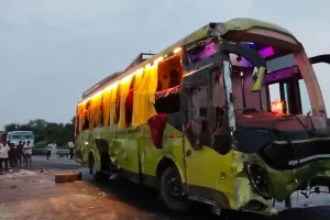 यात्रियों से भरी बस अनियंत्रित होकर पलटी: लखनऊ आगरा एक्सप्रेस वे पर हुआ हादसा, कई यात्री घायल
