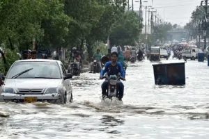 पाकिस्तान में भारी बारिश से हाहाकार, 32 लोगों की मौत, कई लापता 