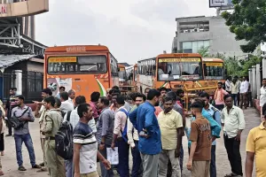 डग्गामार वाहनों के खिलाफ सड़क पर उतरे रोडवेज कर्मी, अवध बस स्टैंड पर कार्रवाई की मांग