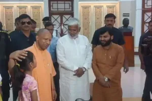  'दुलारा और आशीर्वाद दिया' विधान भवन परिसर में सीएम योगी से मिली श्रद्धा ठाकुर, मिलकर कहा धन्यवाद