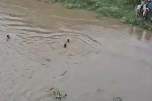 बाराबंकी में 2 बच्चों के साथ गोमती में महिला ने लगाईं छलांग; 1 बच्चे का शव बरामद, परिवार में विवाद के चलते उठाया कदम 