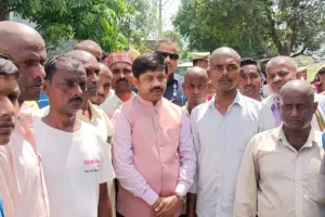 गोंडा पहुंच मंत्री नंद गोपाल गुप्ता नंदी ने पोछे पीड़ितों के आंसू, परिवार से मुलाकात कर दिया हर संभव मदद का भरोसा 