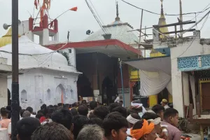 कजरी तीज पर लोधेश्वर महादेव मंदिर में उमड़ा जनसैलाब, श्रद्धालुओं की भारी भीड़ के बीच लगे हर-हर बम-बम के जयकारे 