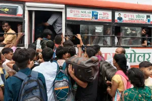 निशुल्क बस सेवा के चलते शहर में भारी भीड़, धक्कामुक्की और घंटों इंतजार के बाद भी यात्रियों को नहीं मिली बसें