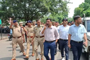 अतिक्रमण के खिलाफ स्वास्थ्य भवन से कैसरबाग चौराहे तक चला संयुक्त अभियान, हटाए गए सड़क किनारे अवैध दुकानें और ठेले 