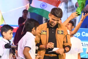 'बड़े सपने देखें और जिज्ञासु बनें', अपने स्कूल CMS अलीगंज पहुंच कर बोले शुभांशु, पत्नी कामना मिश्रा भी रही मौजूद 