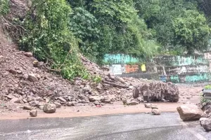 उत्तराखंड में अगले सात दिन तक येलो अलर्ट जारी, लगातार बारिश, पहाड़ों से गिर रहे बोल्डरों से जनजीवन प्रभावित 