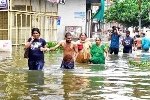 खतरे के निशान से डेढ़ मीटर ऊपर बह रही गंगा-यमुना: मोहल्ले में नावें, 5 लाख शहरी-ग्रामीण प्रभावित 