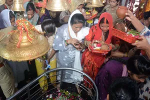 आखिरी बुधवार को बुद्धेश्वर मंदिर में भक्तों ने की शिव की आराधना, मंदिर आये लोगों ने मेले का लिया आनंद