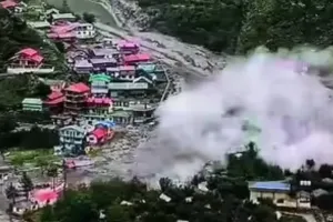 Dharali Disaster : उत्तरकाशी में आई प्राकृतिक आपदा को लेकर आगे आया उत्तराखंड प्रशासन, राहत कोष में देंगे  एक दिन की सैलरी 