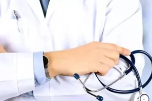 लखनऊ में 11 डॉक्टरों पर गिरी कार्रवाई की गाज, गैरहाजिरी, लापरवाही के आरोप में हुई कार्रवाई