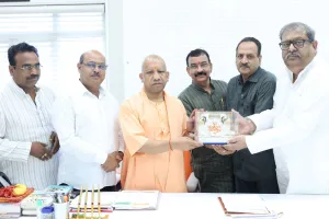  लखनऊ के गणेश उत्सव में शामिल होंगे सीएम योगी, झूलेलाल वाटिका कमेटी की ओर से मिला निमंत्रण पत्र  