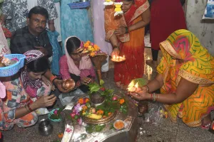 सावन के अंतिम सोमवार को देर रात तक खुले रहे शिव मंदिर के कपाट, बारिश के बाद भी कम नहीं हुआ शिवभक्तों का उत्साह 