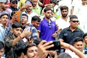 UP T20 League : लखनऊ फॉल्कंस ने लॉन्च किया अपना ऑफिशियल एंथम, टीम कप्तान भुवनेश्वर कुमार से सेल्फी, ऑटोग्राफ की लगी होड़