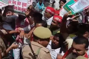 खाद की किल्लत और कालाबाजारी को लेकर बहराइच में सपा का प्रदर्शन, पड़ोसी राष्ट्र नेपाल भेजा जा रहा यूरिया