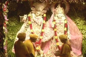 ‘ऑपरेशन सिंदूर’ से प्रेरित मदिरों की सज़ावट: मथुरा में जन्माष्टमी उत्सव की भव्य तैयारियां, ट्रैफिक, रूट डायवर्जन और पूजा का समय