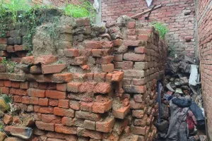 बाराबंकी में बारिश से जर्जर मकान का छज्जा गिरा, मलबे में कबाड़ी की दबकर मौत 