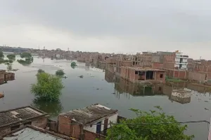 Prayagraj Flood Update : घटने लगा गंगा-यमुना का जलस्तर, मगर बाढ़ से राहत नहीं, तटवर्ती इलाकों में आमजन ले रहे नावों का सहारा 