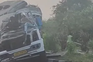 मध्यप्रदेश के शिवपुरी में भीषण सड़क हादसा: वाराणसी से लौट रही मिनी बस ट्रक से भिड़ी, 4 की मौत, 11 अन्य घायल 