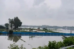 गोमती नदी की बाढ़ में घिरे छह गांव, जिलाधिकारी ने गांव पहुंचकर लिया स्थिति का जायजा