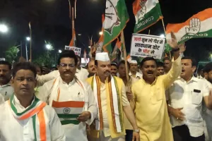 वोट चोरी और SIR के खिलाफ कांग्रेसियों ने निकाला कैंडल मार्च, चुनाव प्रक्रिया में धांधली को लेकर किया विरोध प्रदर्शन 