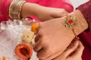 Raksha Bandhan 2025 : बहनों ने राखी बांधकर पुलिस से सुरक्षा का लिया वचन