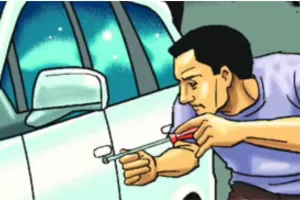 लखनऊ में रिटायर्ड IG की कार की बैटरी-स्टेपनी हुई चोरी, 30 मिनट के अंदर हुई वारदात, कैमरे में चोर कैद