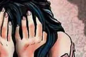 विरोध करना पड़ा भारी: छत पर मांस के टुकड़े फेंकने के विरोध में युवती को पीटा, पड़ोसियों पर छेड़छाड़ का भी है आरोप