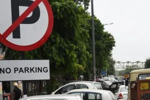 No Parking Zone : हजरतगंज में ही धज्जियां उड़ती दिखीं, जहां लिखा नो पार्किंग वहीं खड़े मिले वाहन