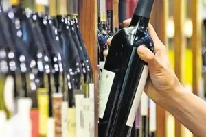 राजधानी में नियम के खिलाफ जाकर बेचीं जा रही शराब, विक्रेताओं की मनमानी के चलते स्थानीय लोगों को हो रही परेशानी  