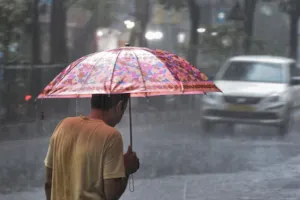 UP Weather : बारिश थमने के बाद क्या लौट रहा यूपी में मानसून, इन जिलों के लिए जारी हुआ अलर्ट, जाने आपके शहर का हाल 