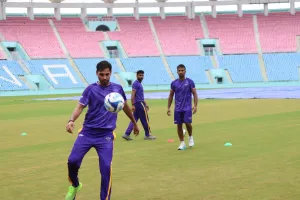 UP T-20 :  प्रैक्टिस करने इकाना पहुंचे फॉल्कंस खिलाड़ी, 55 मिनट तक वार्म अप सेशन में जमकर बहाया पसीना 