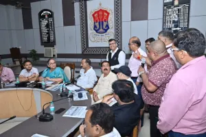 लखनऊ में मेयर ने की समीक्षा बैठक:अधिकारियों को दिए निर्देश, जोन-1 को बनाया जाएगा 'आदर्श'