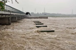 बाढ़ के साये में दिल्ली! हर घंटे हथिनीकुंड बैराज से छोड़ा जा रहा पानी बढ़ा रहा यमुना का जलस्तर   