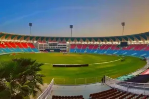 लखनऊ के इकाना में घुसे स्कार्पियों सवारों का हंगामा, टक्कर मारकर गेट तोड़ा, अधिवक्ता समेत दो गिरफ्तार