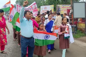 गोंडा में स्कूली बच्चों ने निकाली तिरंगा यात्रा, भारत माता के जयकारों से गूंजा शहर 