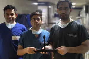 KGMU डॉक्टरों को मिली बड़ी सफलता! साढ़े 3 घंटे में पूरी की जटिल सर्जरी, बच्चे के कंधे और सिर में धंस गई थी लोहे की ग्रिल