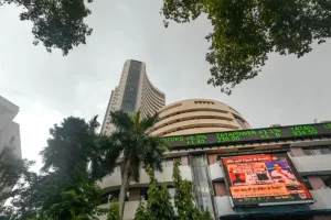 एशियाई बाजारों में गिरावट के बीच सपाट खुले शेयर बाजार, सेंसेक्स-निफ्टी में गिरावट 