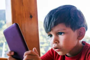 ज्यादा मोबाइल देखने से सूख रहीं आंखें...कम उम्र में बच्चे ड्राई आई सिंड्रोम का शिकार