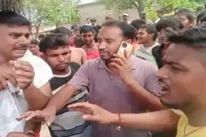 UP : पहले बचाया, फिर दबाव में झुकी पुलिस, एसएसबी ने कराई FIR