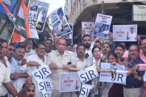  कानपुर : कांग्रेस का प्रदर्शन, एसआईआर की प्रतीकात्मक प्रतियां जलाई 