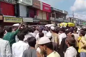 लखीमपुर खीरी : आपत्तिजनक पोस्ट वायरल...जुमे की नमाज के बाद लोगों ने घेरी कोतवाली