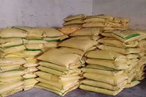 पीलीभीत: खाद की कालाबाजारी करने वाले दो थोक विक्रेताओं का लाइसेंस निलंबित