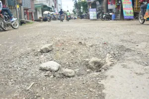 Bareilly : स्मार्ट सिटी की सड़कें बढ़ा रहीं कमर दर्द, गाड़ियां भी हो रहीं जर्जर